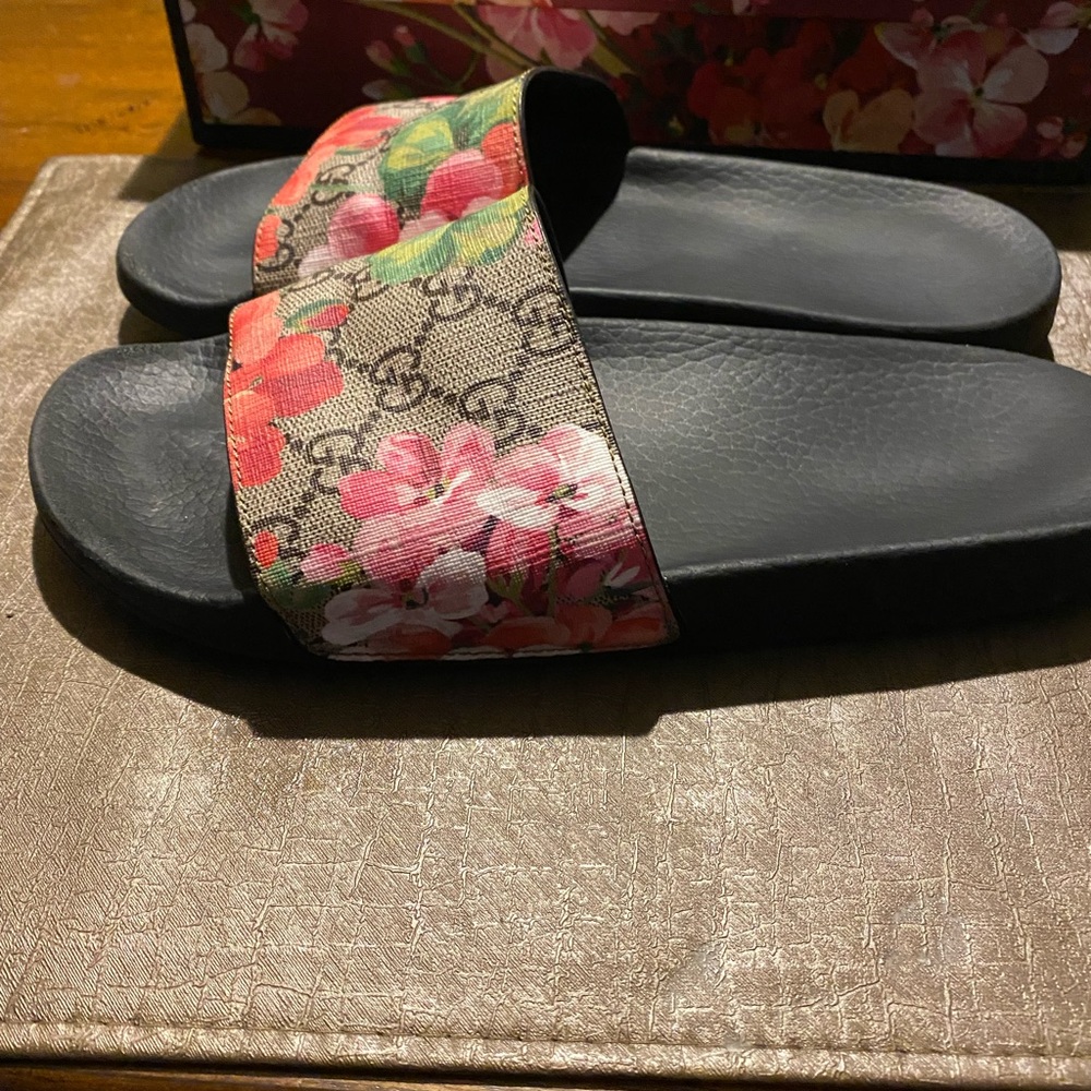 Gucci  bloom slides with box and two dust bags